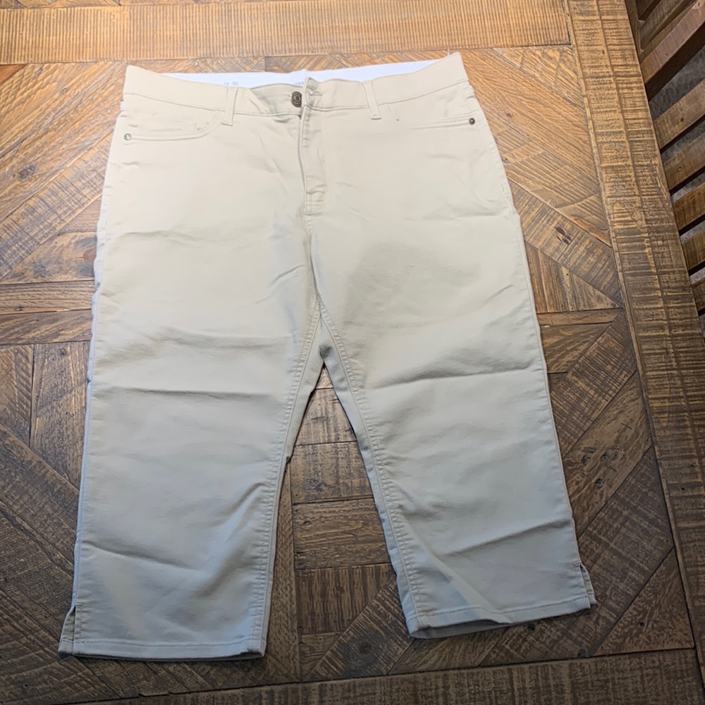 Liz Claiborne size 16 Sara crop. Mid rise